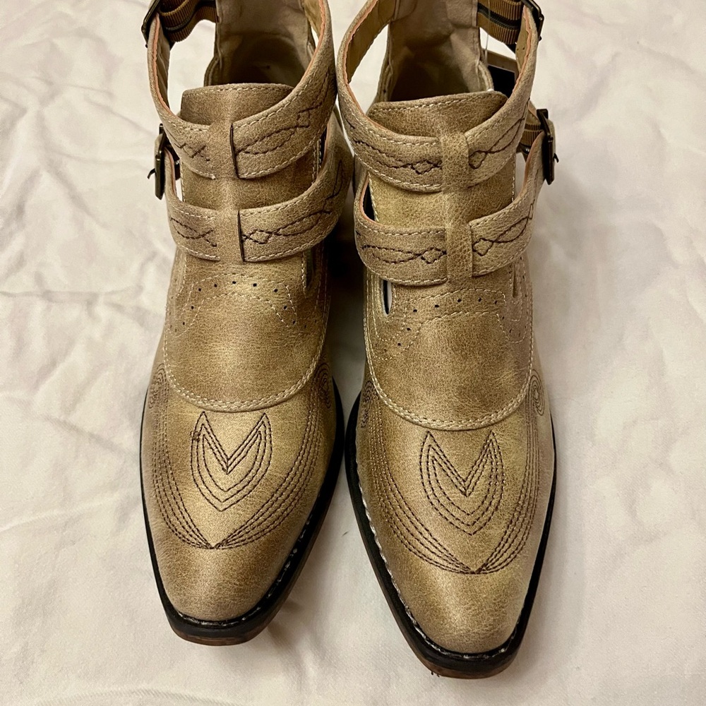 Roper Women’s Vintage Harness Strap Willa Ankle Booties
